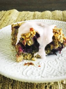 berry banana baked oatmeal www.thesehungrykids.com