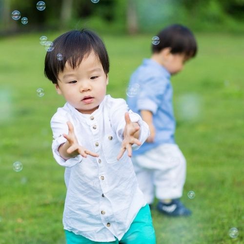 japanese twin toddlers playing